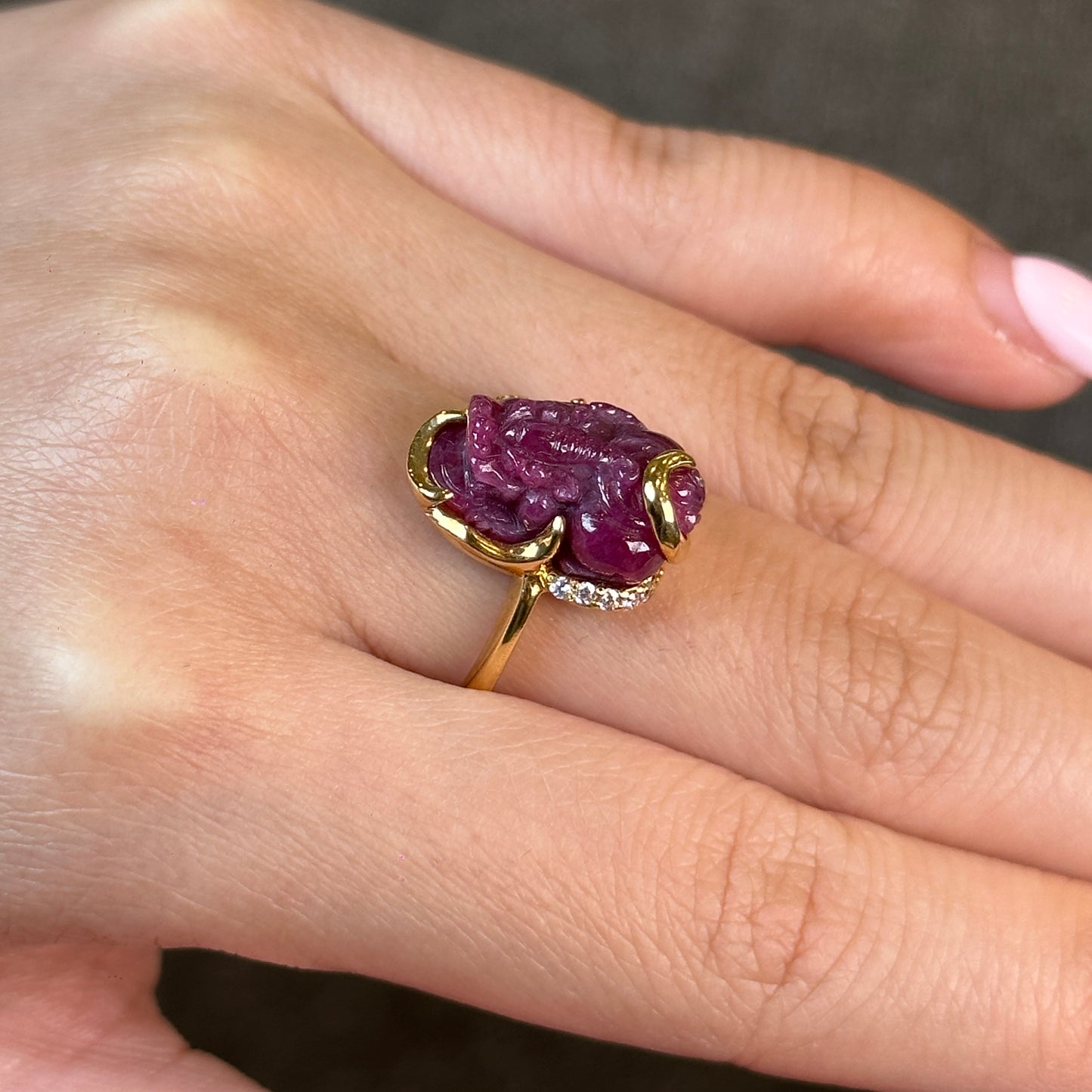 Bague rubis Pixiu en or jaune 10 carats, taille 1,7
