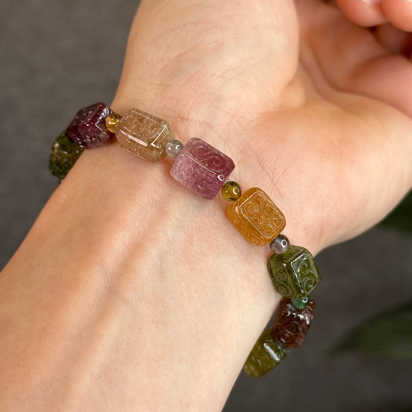 Rainbow Tourmaline Nhu Y Lu Thong Bracelet sculpté Taille 11 mm