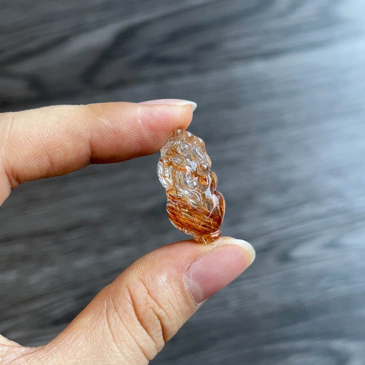 Pendentif à quartz rutilé marron rouge Pixiu sur monture en or jaune 10 carats