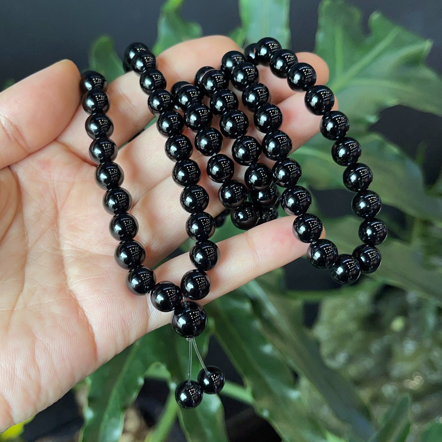 Bracelet triple tour en agate noire 108 perles taille 8 mm