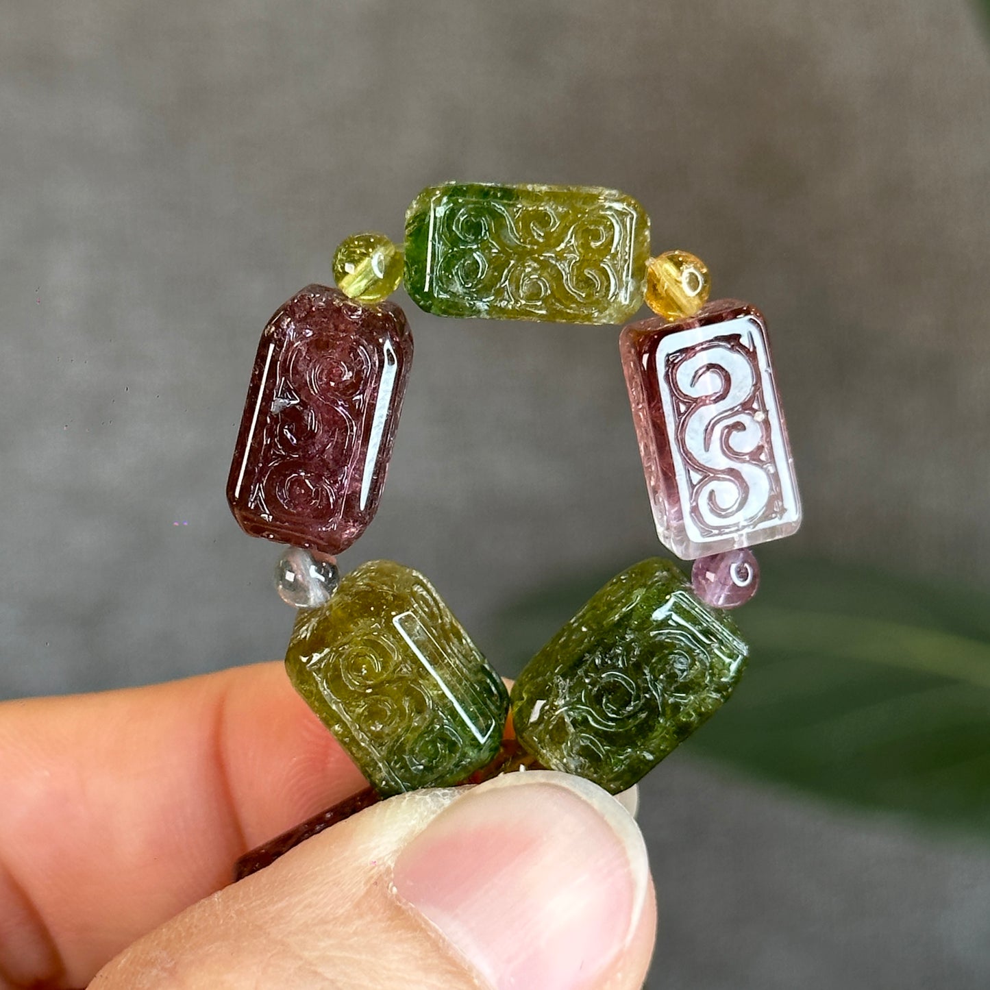 Rainbow Tourmaline Nhu Y Lu Thong Bracelet sculpté Taille 14 mm