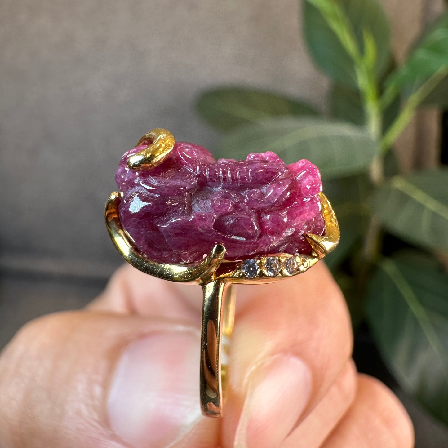 Bague rubis Pixiu en or jaune 10 carats, taille 1,7