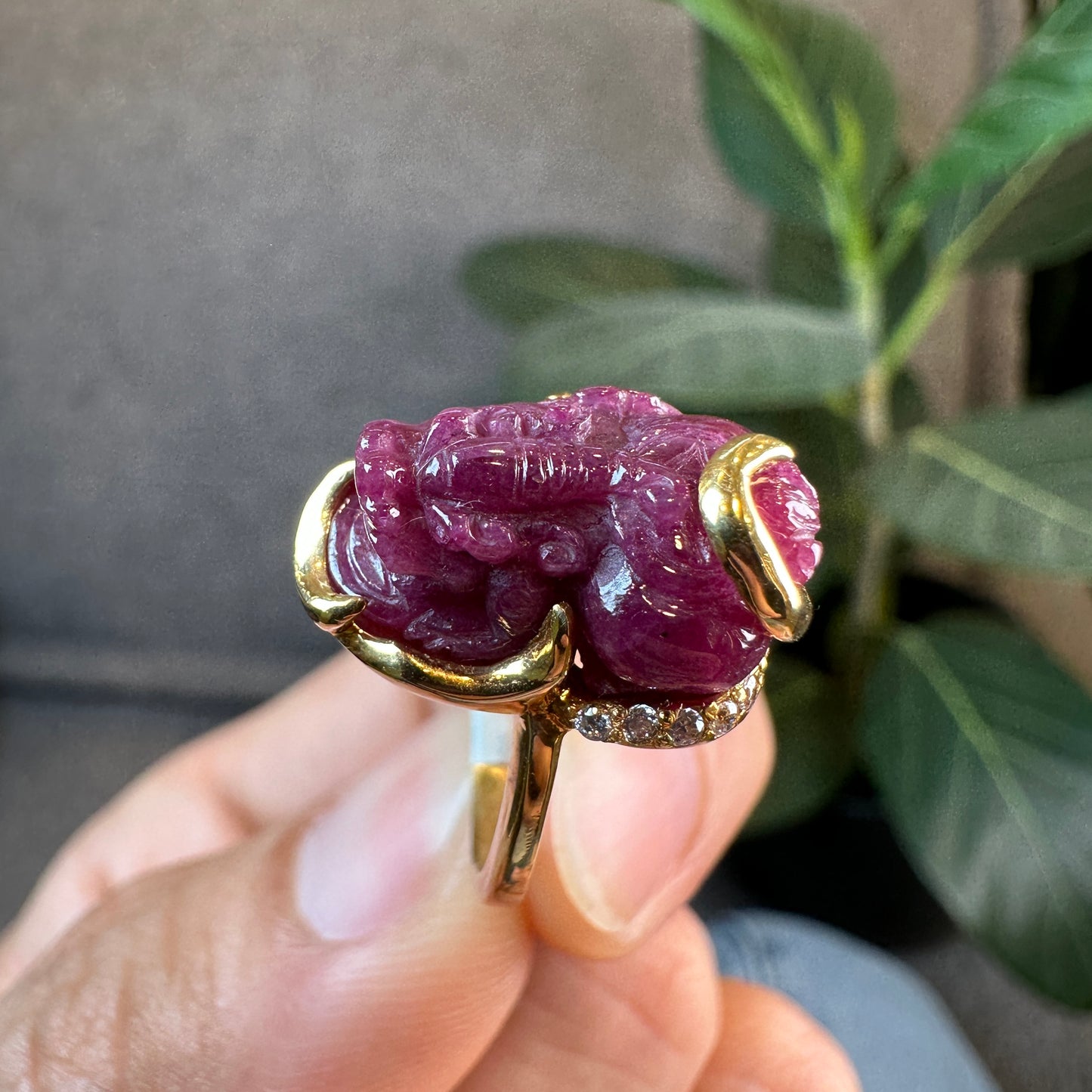 Bague rubis Pixiu en or jaune 10 carats, taille 1,7