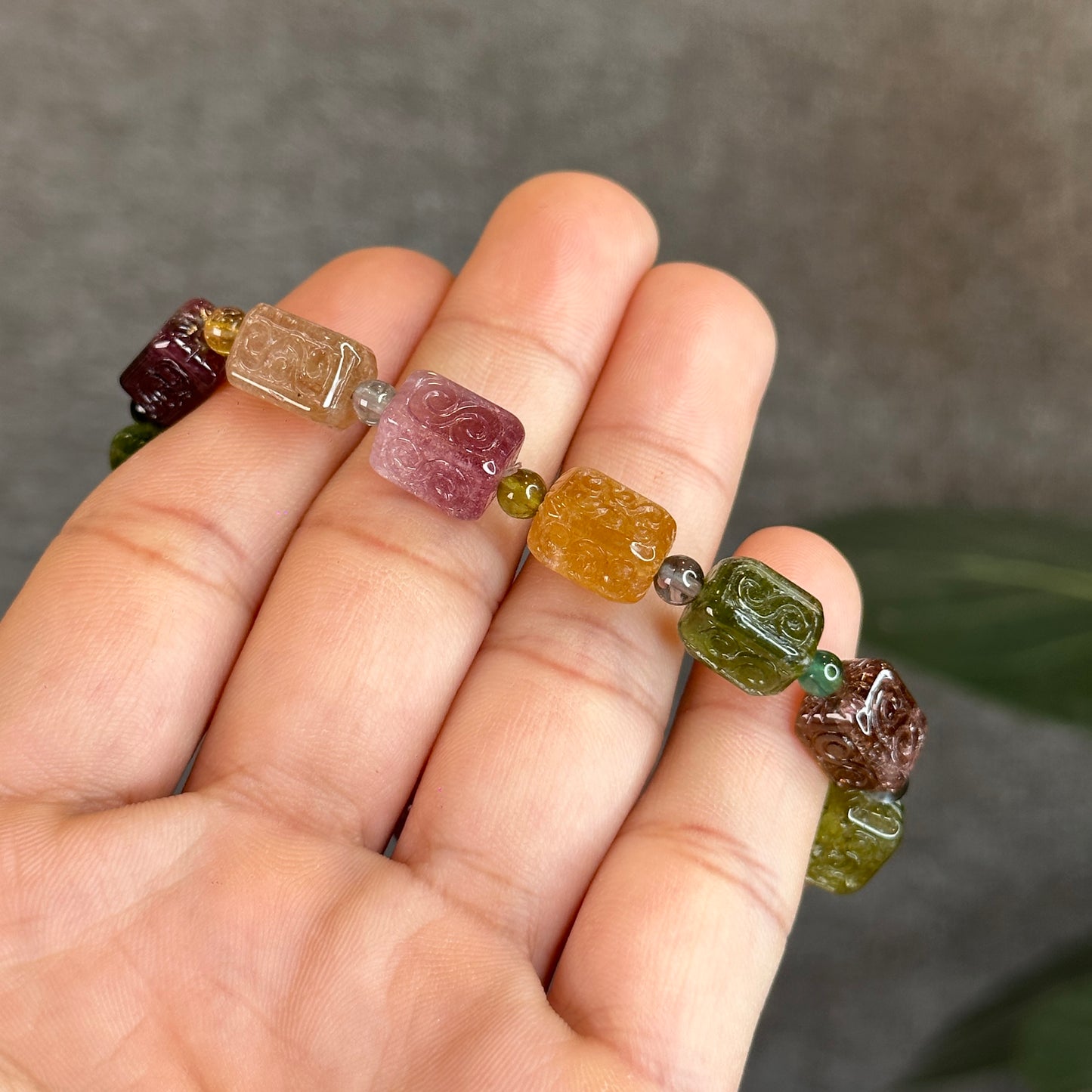 Rainbow Tourmaline Nhu Y Lu Thong Bracelet sculpté Taille 11 mm