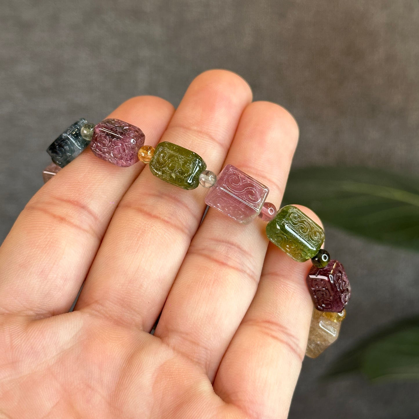 Rainbow Tourmaline Nhu Y Lu Thong Bracelet sculpté Taille 11 mm