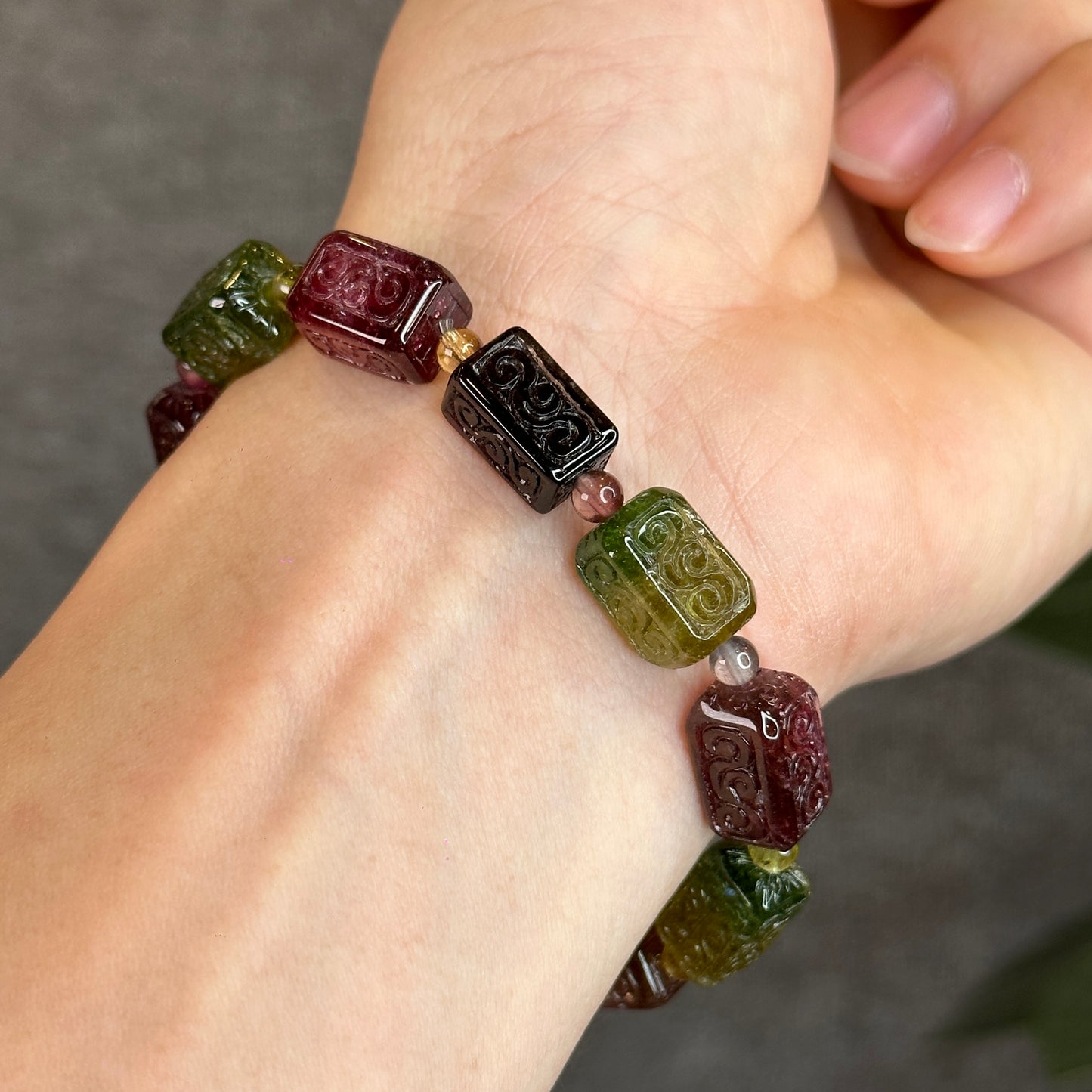 Rainbow Tourmaline Nhu Y Lu Thong Bracelet sculpté Taille 14 mm