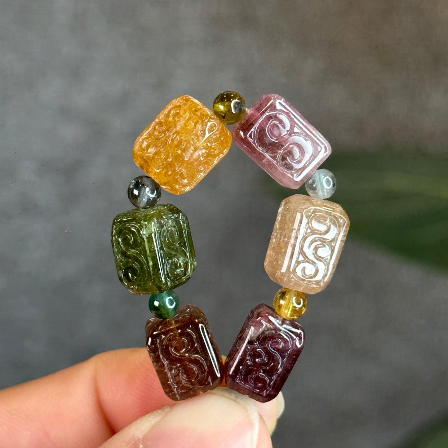 Rainbow Tourmaline Nhu Y Lu Thong Bracelet sculpté Taille 11 mm