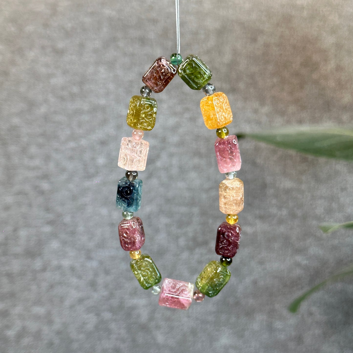 Rainbow Tourmaline Nhu Y Lu Thong Bracelet sculpté Taille 11 mm