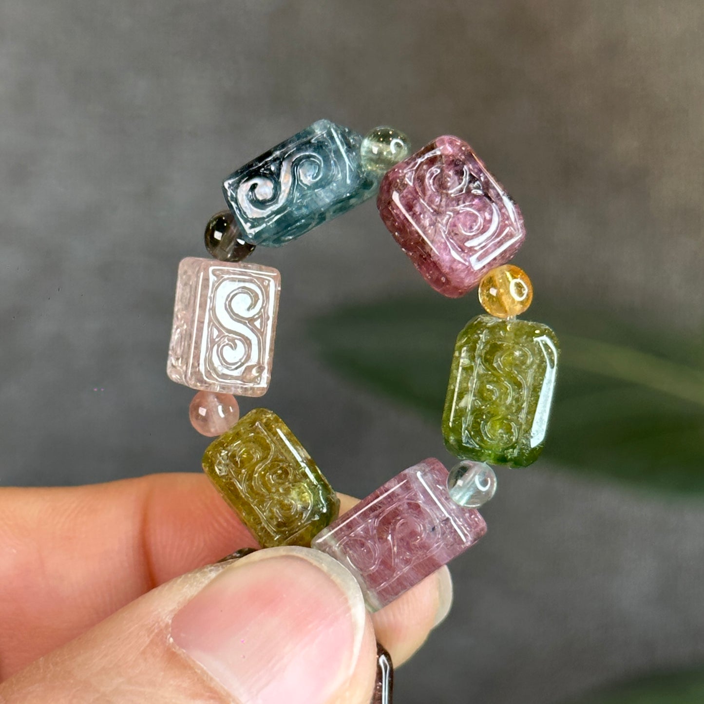 Rainbow Tourmaline Nhu Y Lu Thong Bracelet sculpté Taille 11 mm
