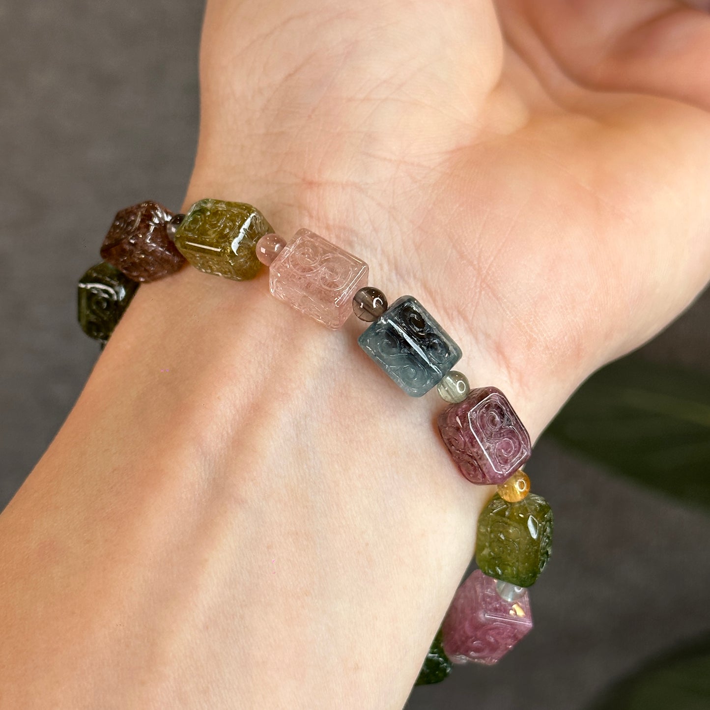 Rainbow Tourmaline Nhu Y Lu Thong Bracelet sculpté Taille 11 mm