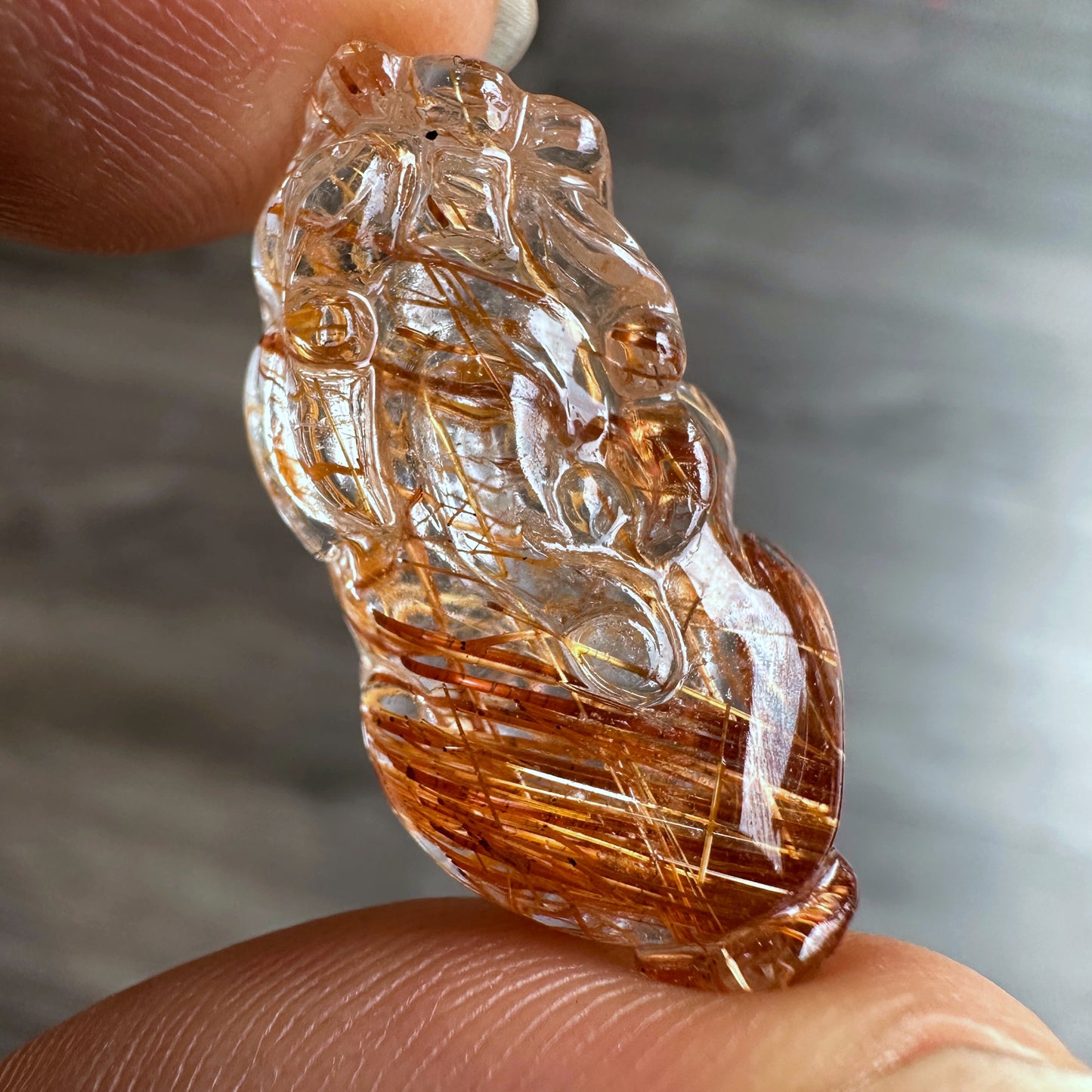 Pendentif à quartz rutilé marron rouge Pixiu sur monture en or jaune 10 carats
