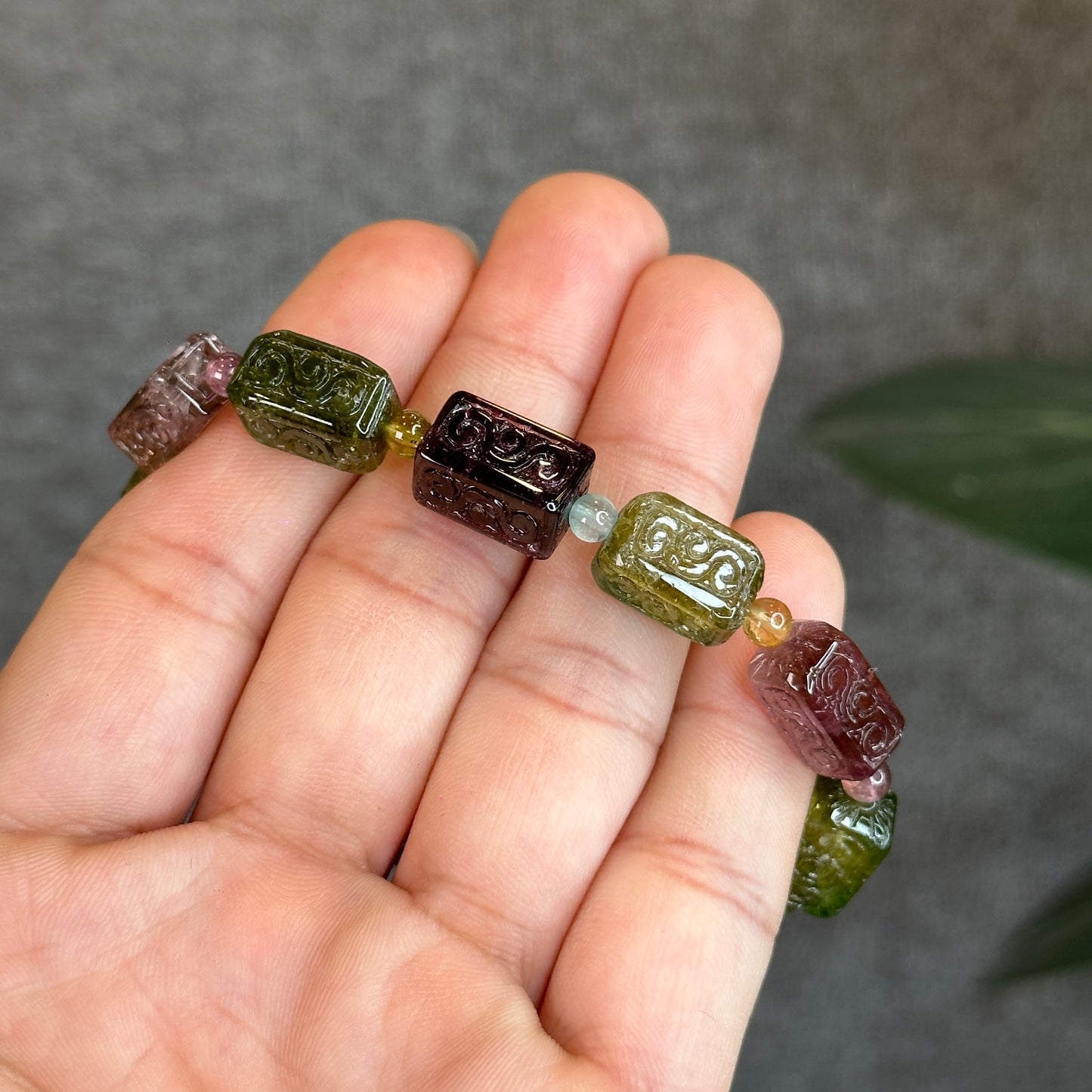Rainbow Tourmaline Nhu Y Lu Thong Bracelet sculpté Taille 14 mm