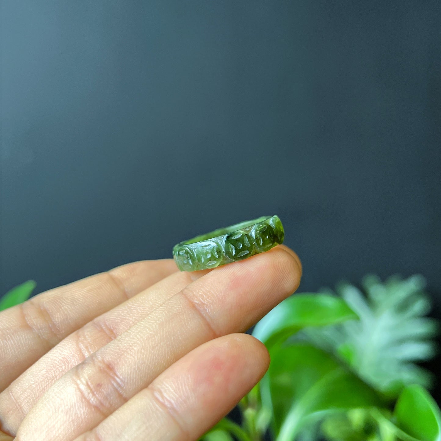 Bague sculptée en jade néphrite Taille 1,8