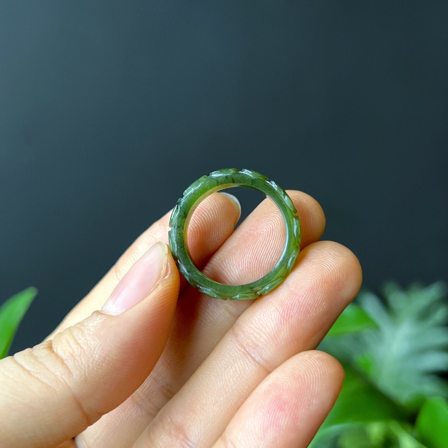 Bague sculptée en jade néphrite Taille 1,8