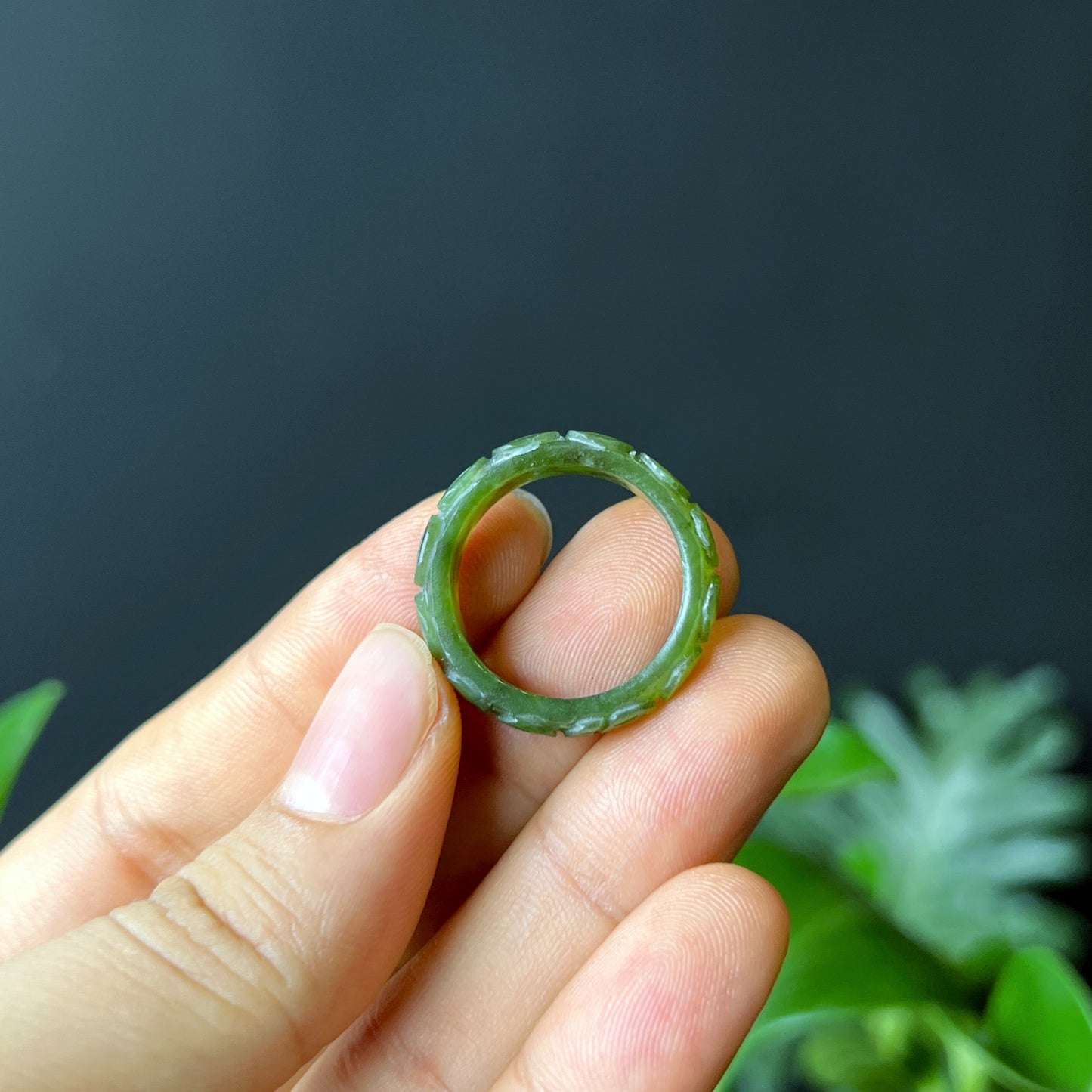 Bague sculptée en jade néphrite Taille 1,8