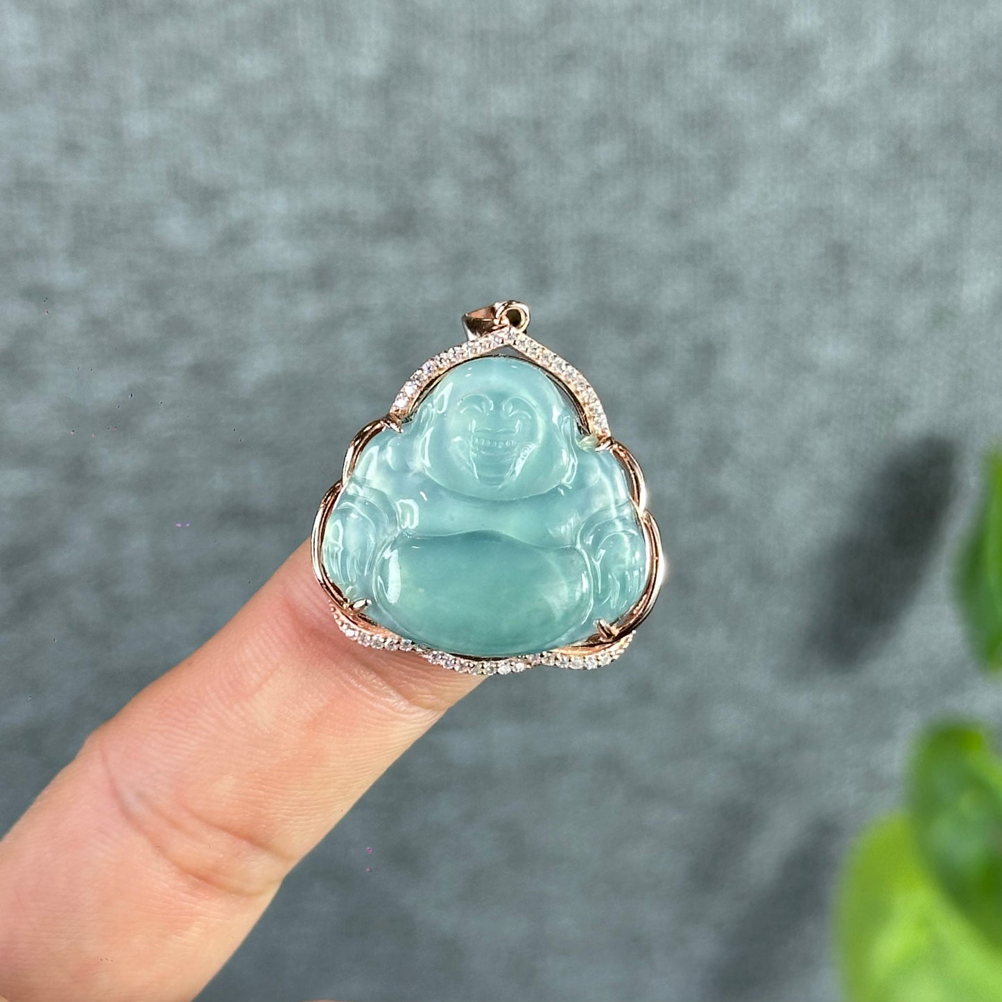Pendentif en jade jadéite Happy Buddha vert d'eau clair dans un cadre plaqué or rose argent avec sertissage en pierre blanche