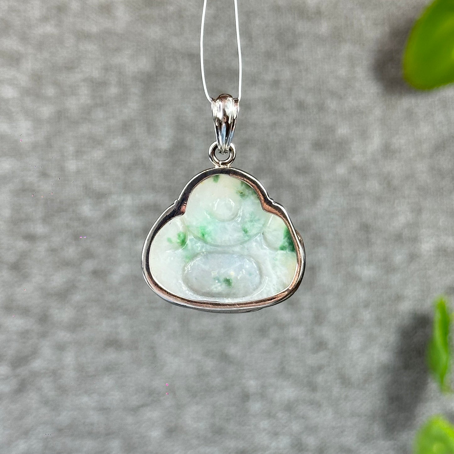 Happy Buddha Sculpture à la main en jadéite vert clair avec pendentif Bouddha en or blanc 10 carats