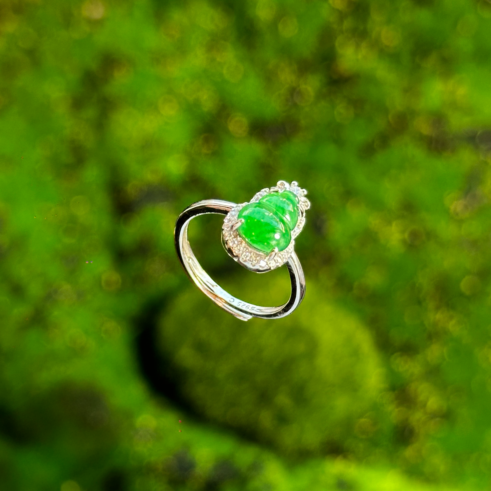 Ho Lo Icy Imperial Green Jadeite Jade Ring  - Natural Stone