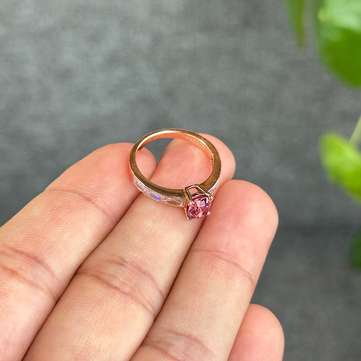 Bague spinelle rose en or rose 14 carats avec pierre seau rose de chaque côté, taille 1,6