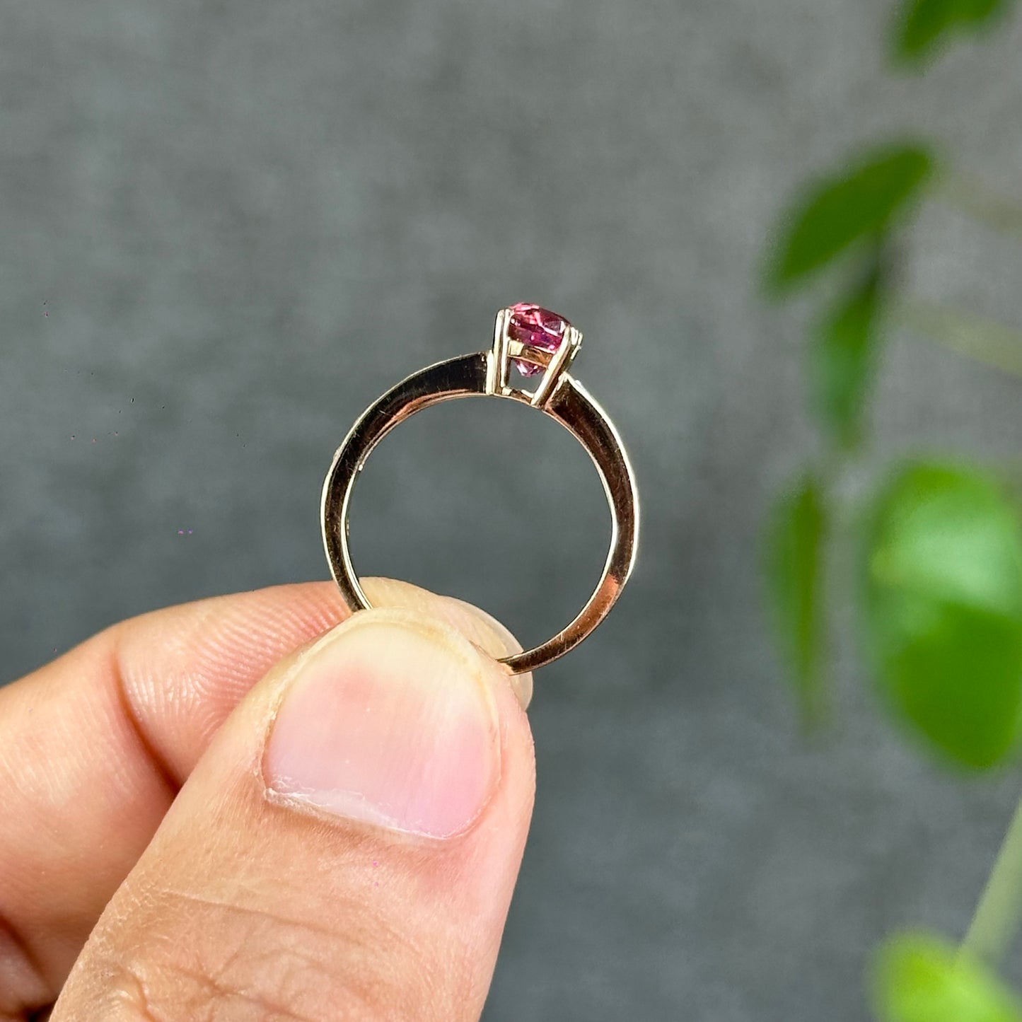 Bague spinelle rose en or rose 14 carats avec pierre seau rose de chaque côté, taille 1,6