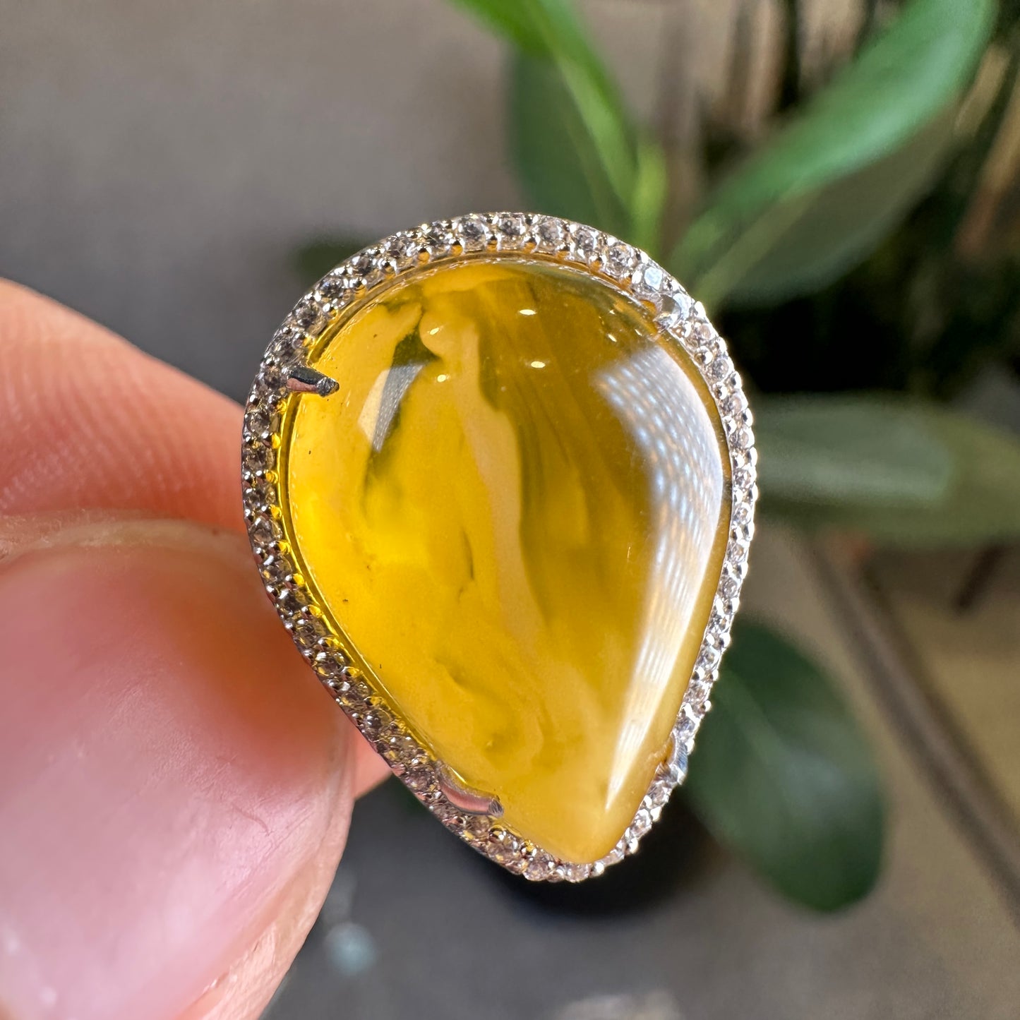 Pendentif à breloque en mélange d'ambre naturel goutte d'eau en serti argent