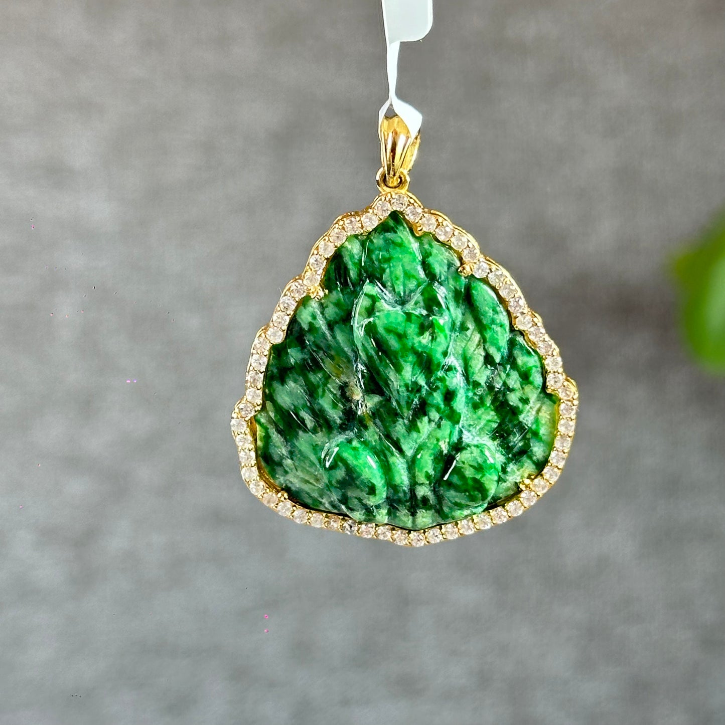 Pendentif en jade jadéite Ho Ly Son Thuy sur monture or jaune 10 carats et saphir blanc