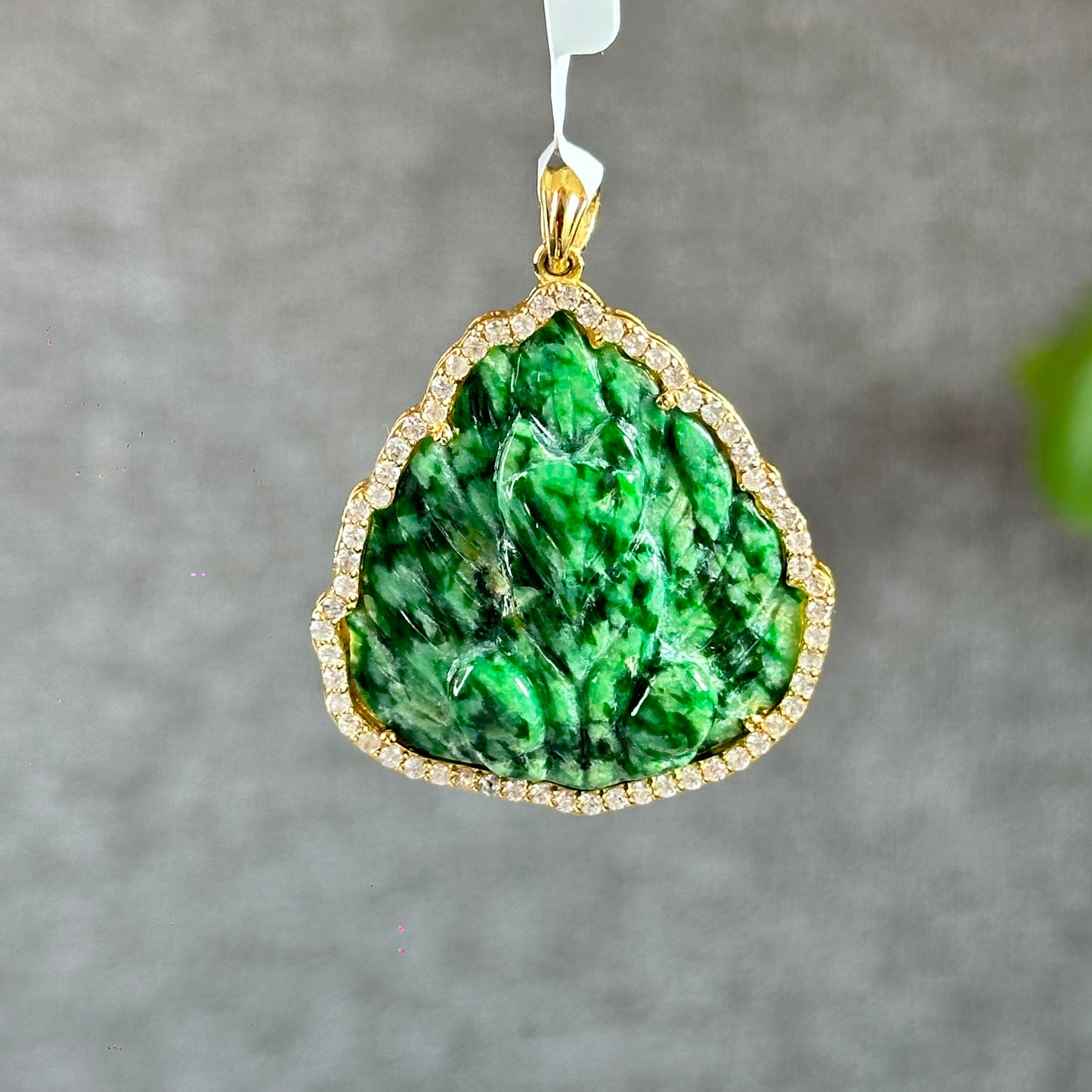 Pendentif en jade jadéite Ho Ly Son Thuy sur monture or jaune 10 carats et saphir blanc