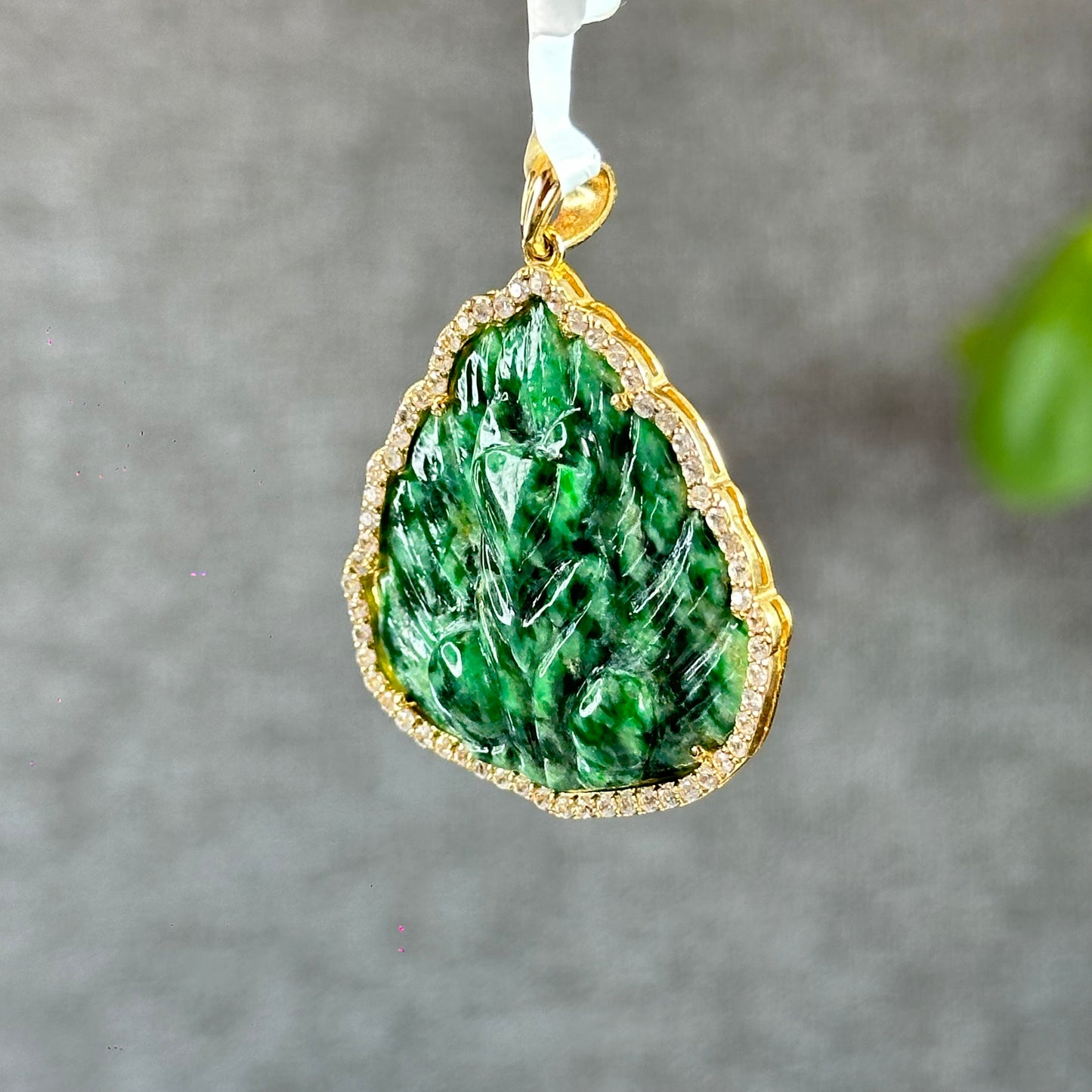 Pendentif en jade jadéite Ho Ly Son Thuy sur monture or jaune 10 carats et saphir blanc