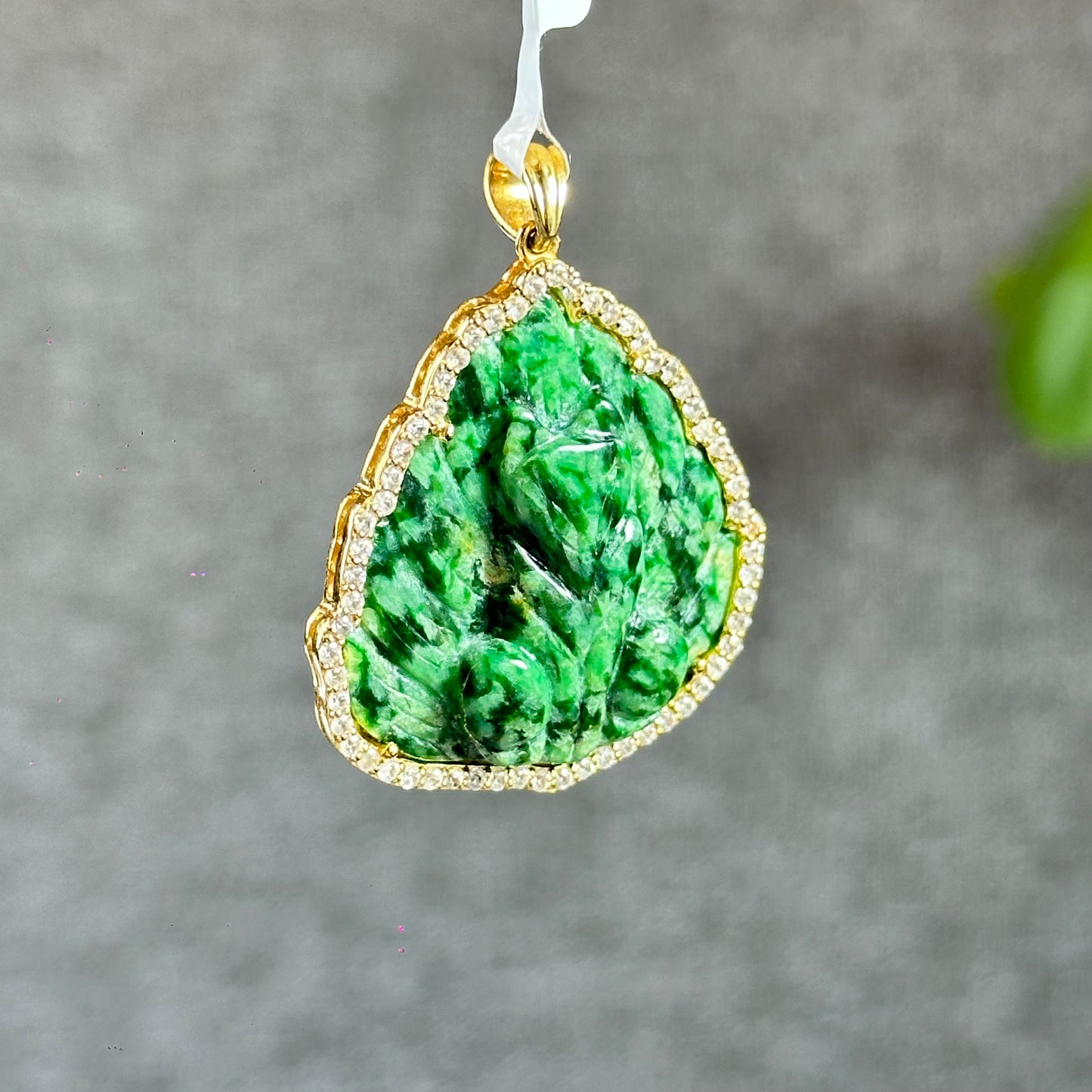 Pendentif en jade jadéite Ho Ly Son Thuy sur monture or jaune 10 carats et saphir blanc
