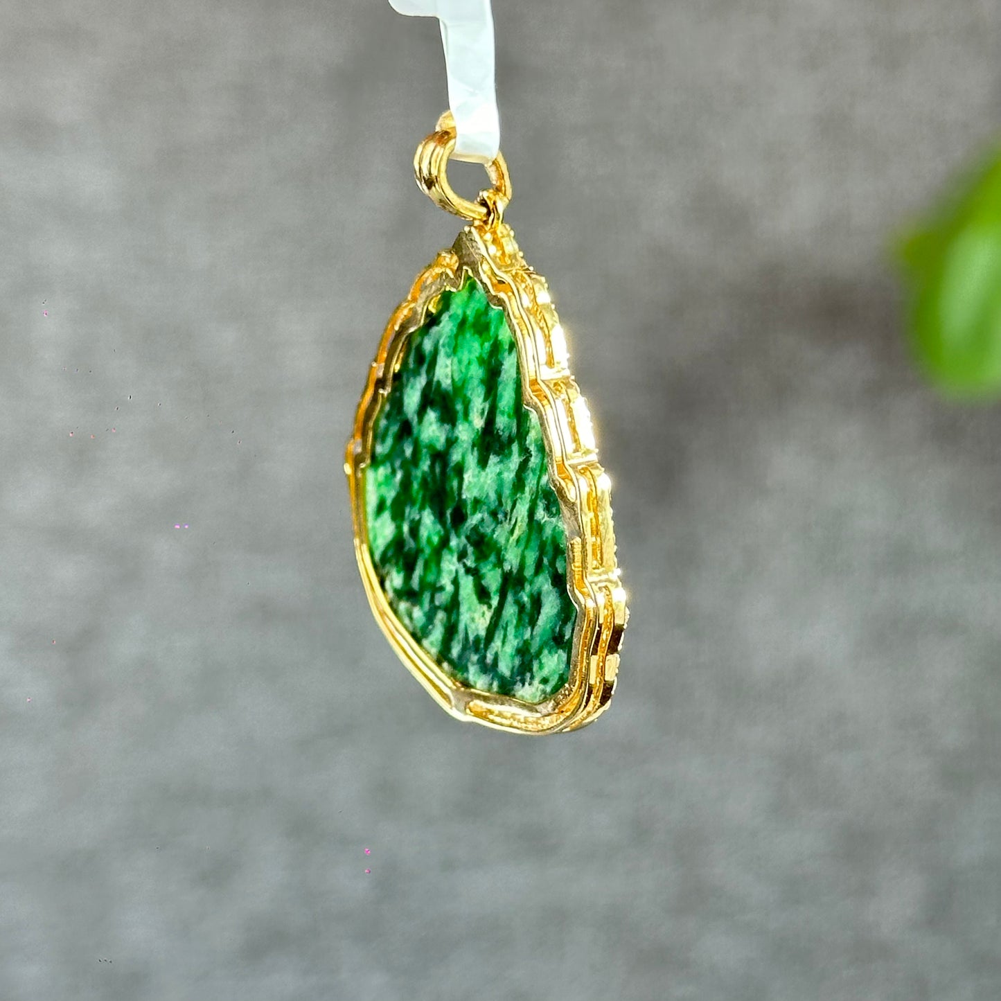 Pendentif en jade jadéite Ho Ly Son Thuy sur monture or jaune 10 carats et saphir blanc
