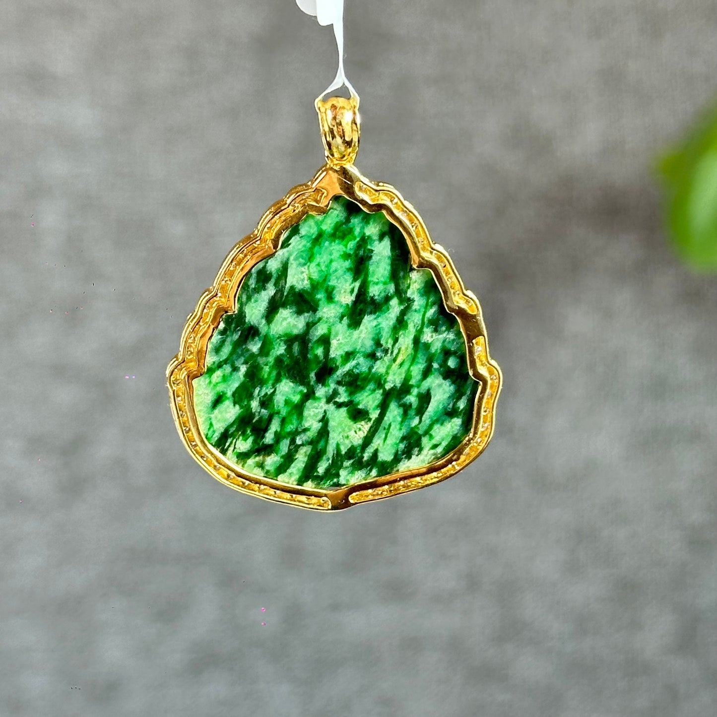 Pendentif en jade jadéite Ho Ly Son Thuy sur monture or jaune 10 carats et saphir blanc