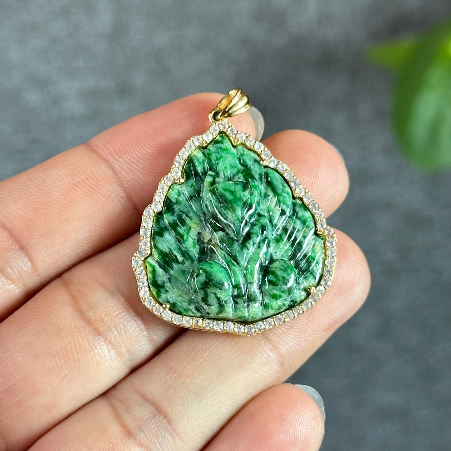 Pendentif en jade jadéite Ho Ly Son Thuy sur monture or jaune 10 carats et saphir blanc