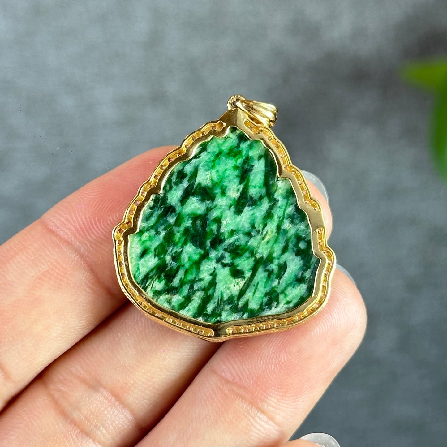 Pendentif en jade jadéite Ho Ly Son Thuy sur monture or jaune 10 carats et saphir blanc