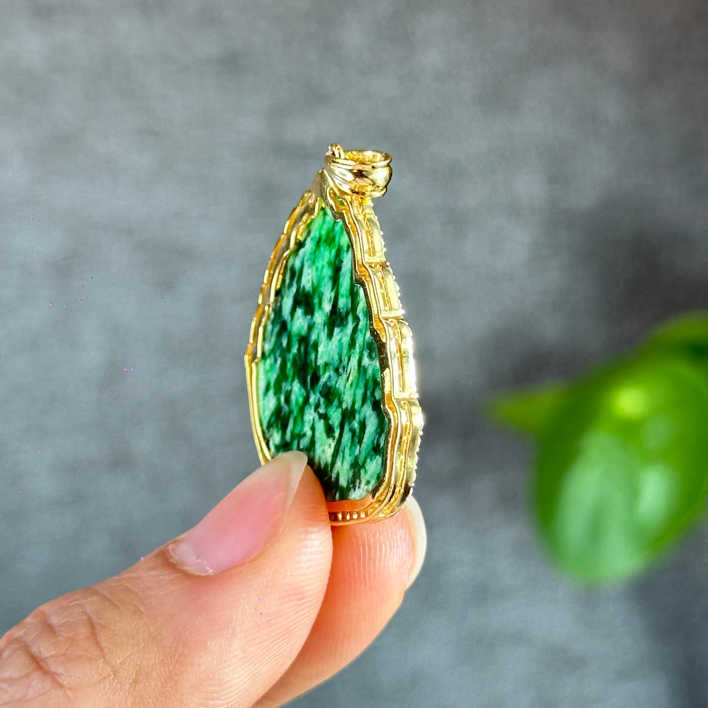 Pendentif en jade jadéite Ho Ly Son Thuy sur monture or jaune 10 carats et saphir blanc