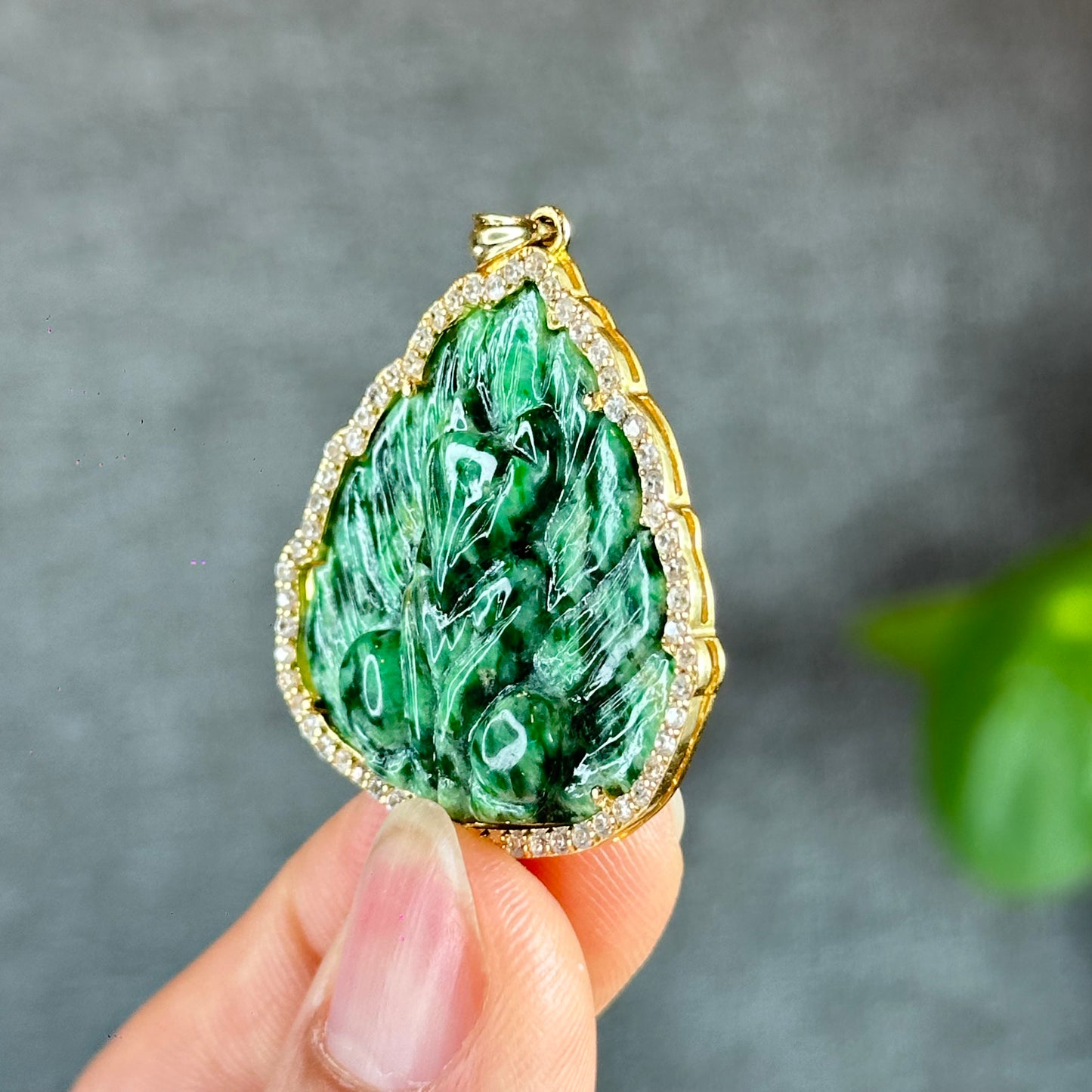 Pendentif en jade jadéite Ho Ly Son Thuy sur monture or jaune 10 carats et saphir blanc