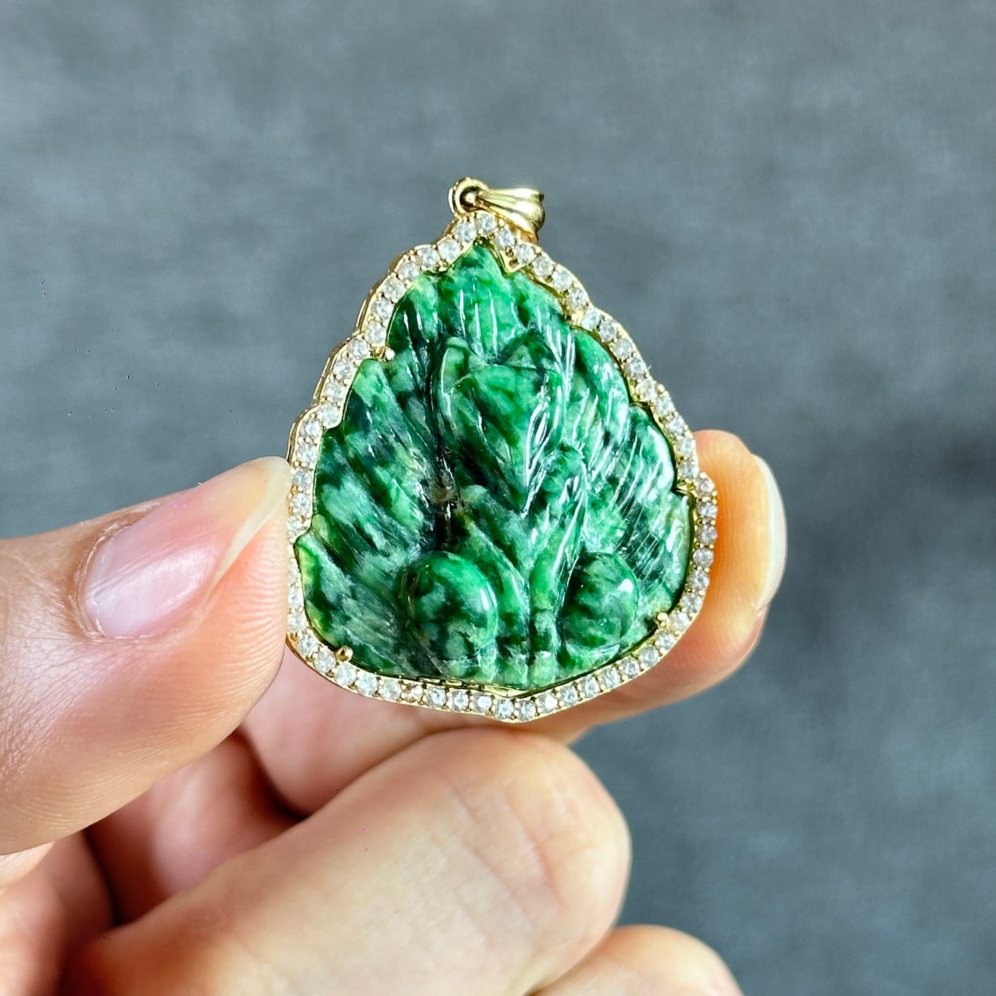 Pendentif en jade jadéite Ho Ly Son Thuy sur monture or jaune 10 carats et saphir blanc