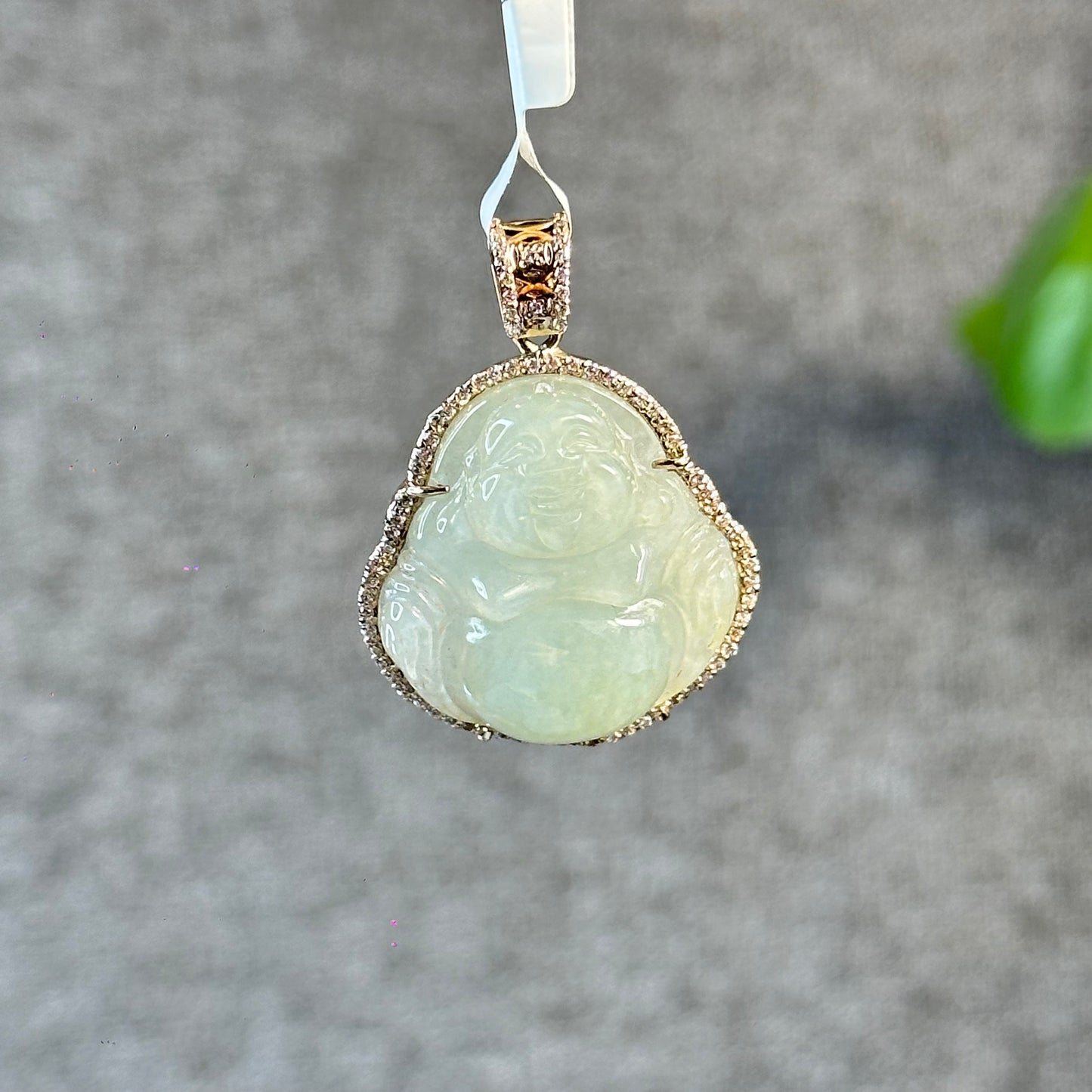 Pendentif en jade jadéite vert d'eau Happy Buddha dans un or blanc 10 carats avec serti de pierre blanche