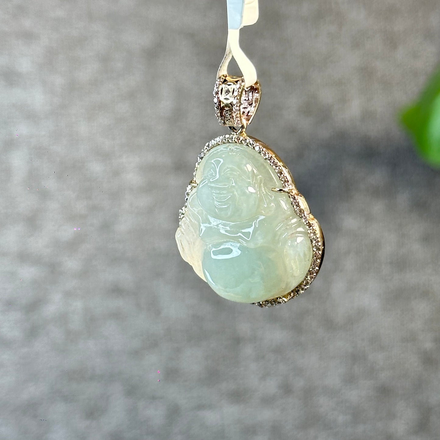 Pendentif en jade jadéite vert d'eau Happy Buddha dans un or blanc 10 carats avec serti de pierre blanche
