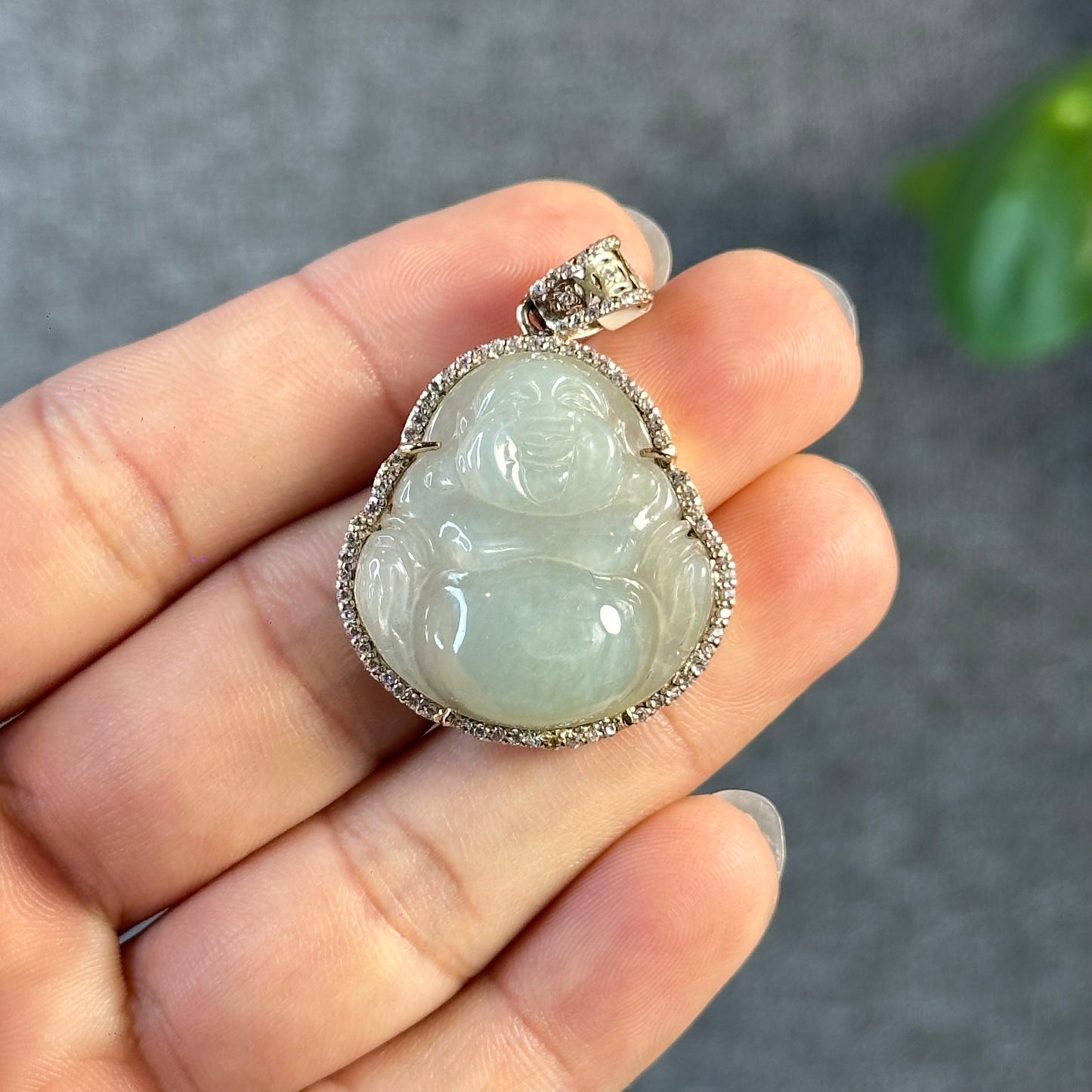 Pendentif en jade jadéite vert d'eau Happy Buddha dans un or blanc 10 carats avec serti de pierre blanche