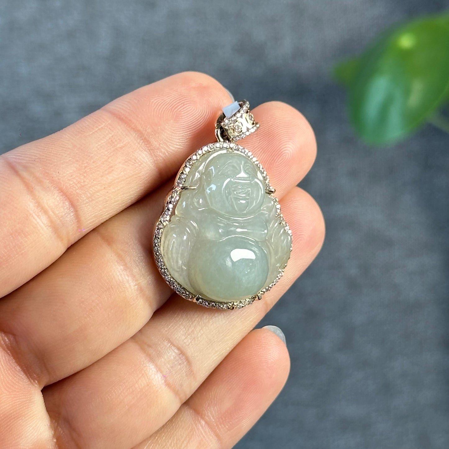 Pendentif en jade jadéite vert d'eau Happy Buddha dans un or blanc 10 carats avec serti de pierre blanche