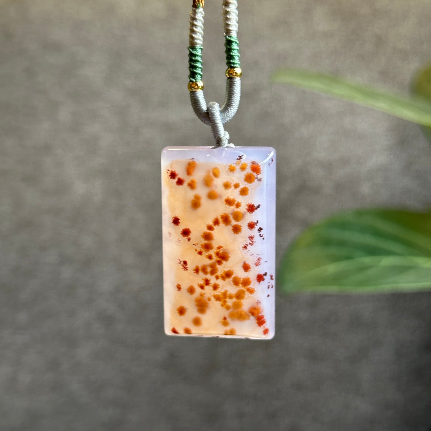 Pendentif rectangulaire en agate de cinabre