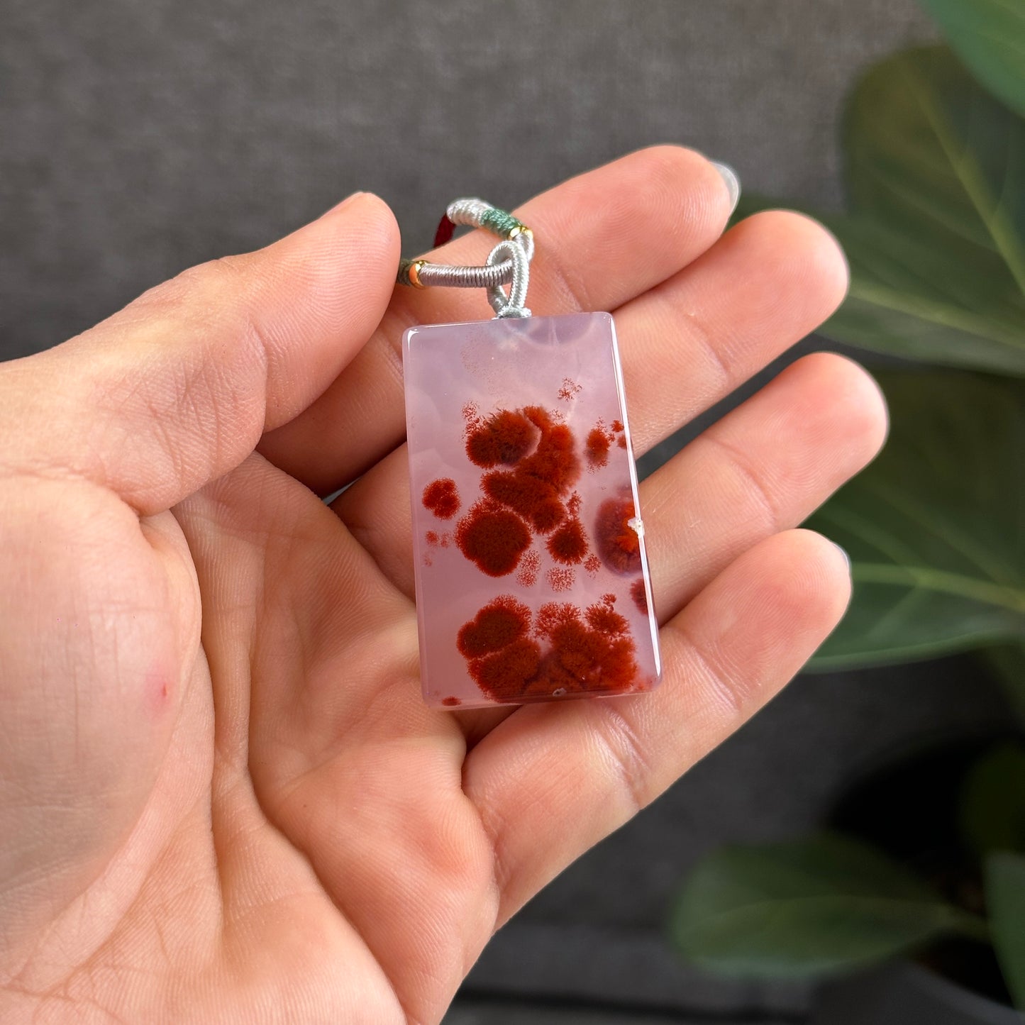 Pendentif rectangulaire en agate de cinabre