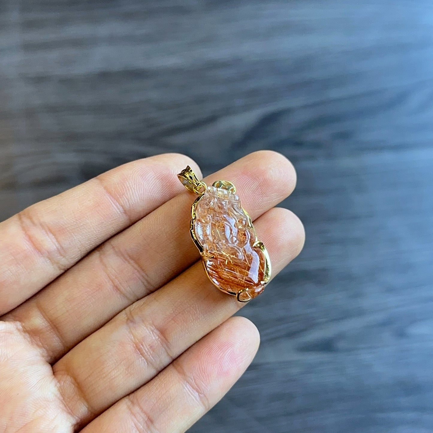 Pendentif à quartz rutilé marron rouge Pixiu sur monture en or jaune 10 carats