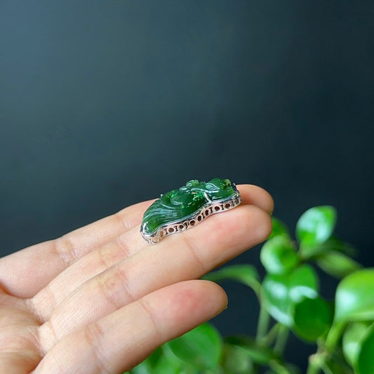 Long pendentif en jade néphrite Ho Ly en serti argent