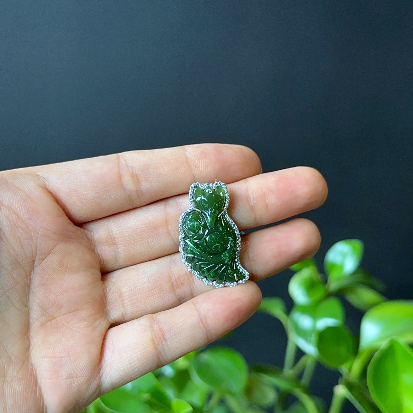 Long pendentif en jade néphrite Ho Ly en argent avec sertissage en pierre blanche