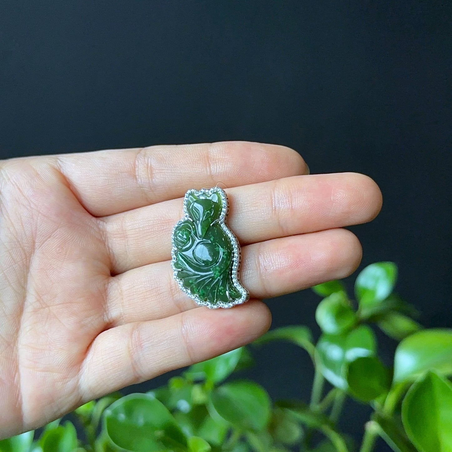 Long pendentif en jade néphrite Ho Ly en argent avec sertissage en pierre blanche
