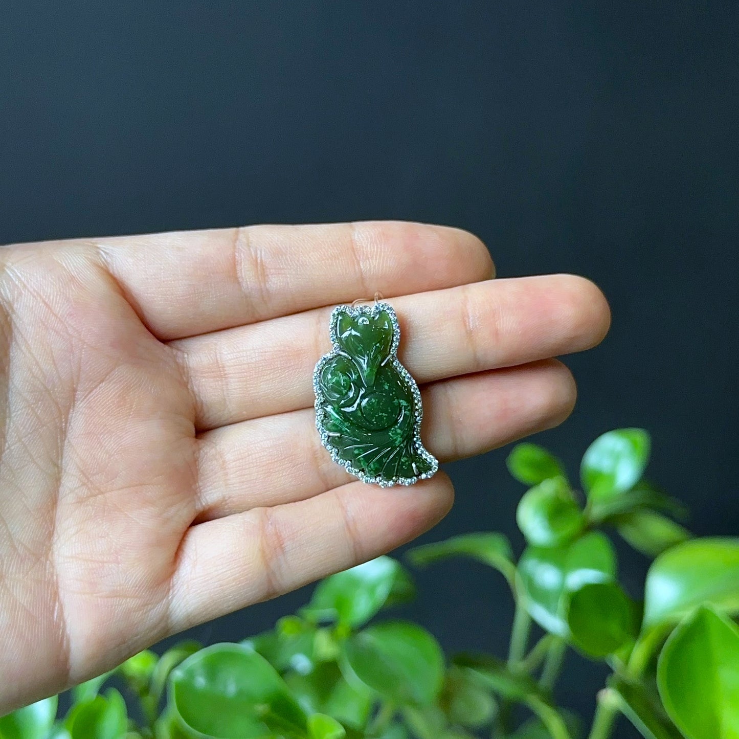 Long pendentif en jade néphrite Ho Ly en argent avec sertissage en pierre blanche