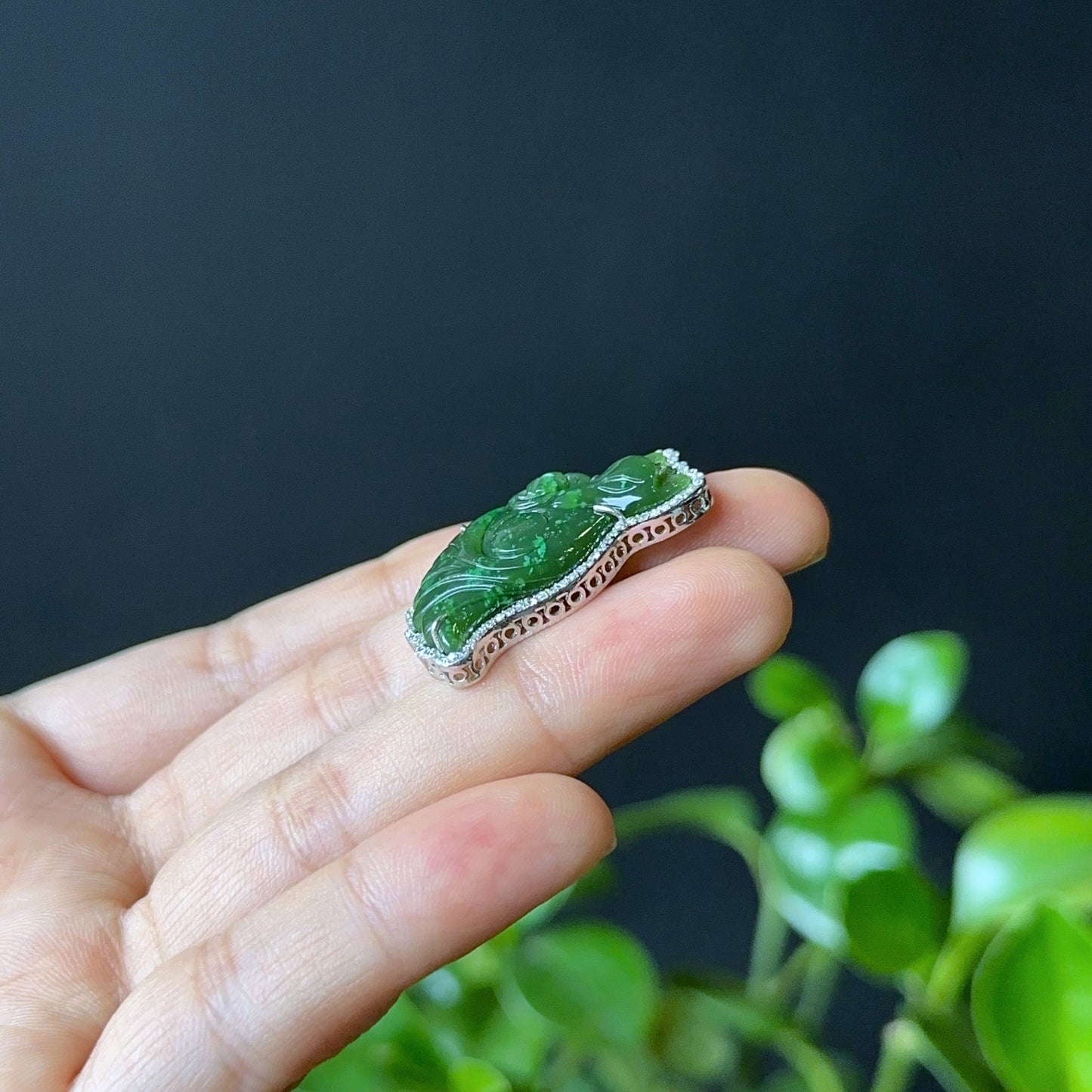 Long pendentif en jade néphrite Ho Ly en argent avec sertissage en pierre blanche