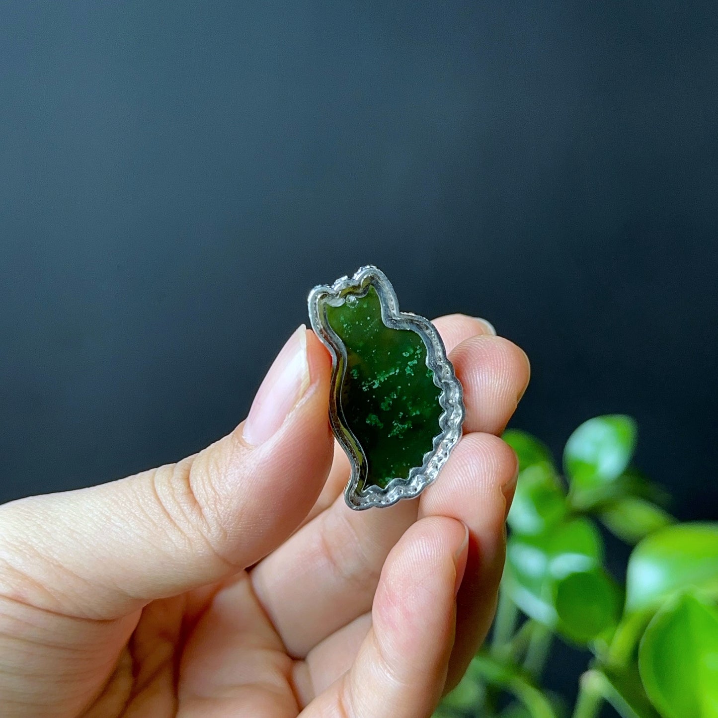 Long pendentif en jade néphrite Ho Ly en argent avec sertissage en pierre blanche