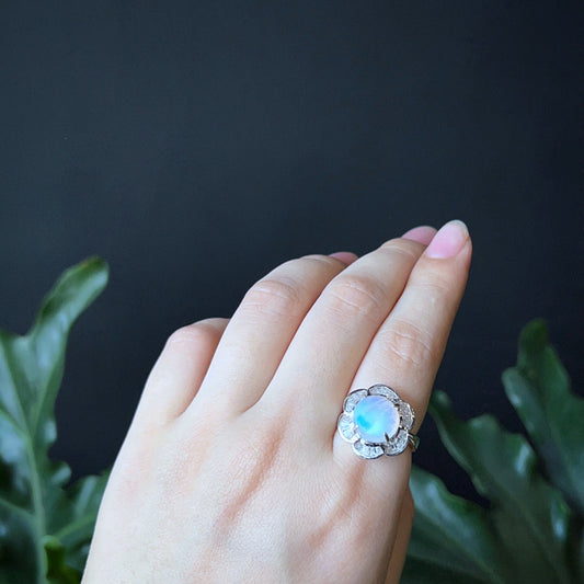 Bague de taille libre en pierre de lune dans un cadre floral en argent